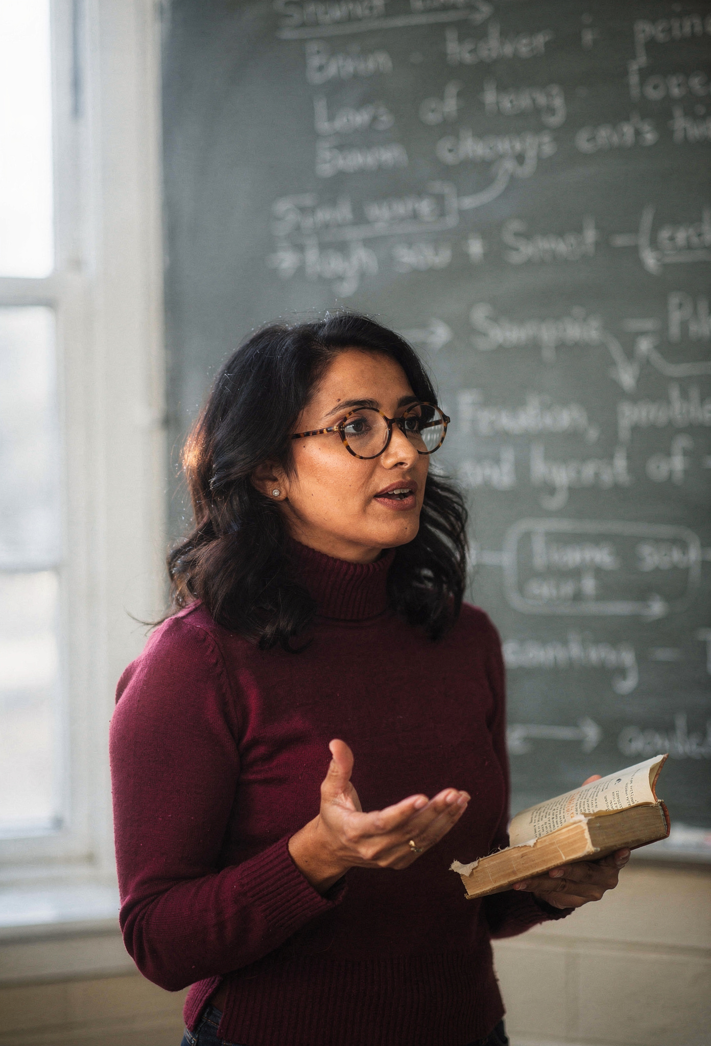 Tahtanin onunde ders anlatan kadin edebiyat hocasi